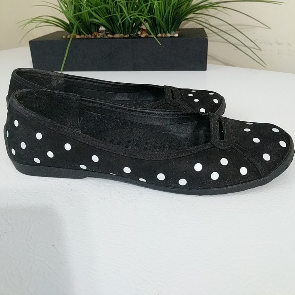 Privo  black and white polka dots flats